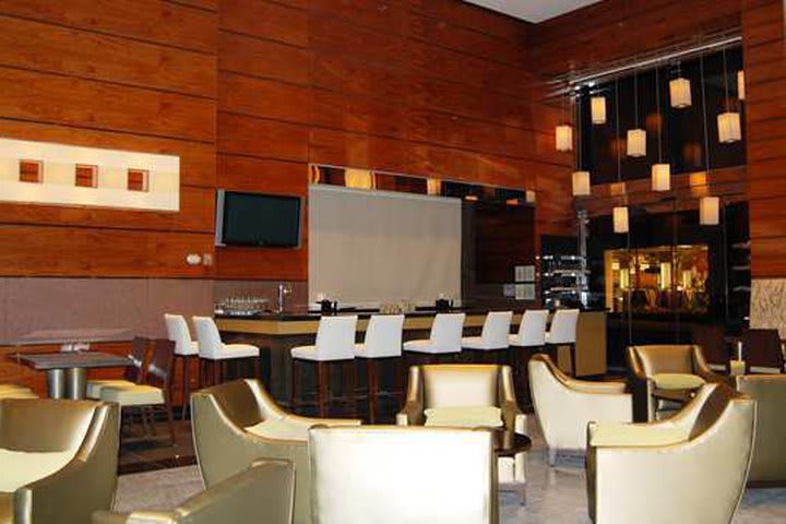 El bar lounge del hotel The Millenium Hilton ofrece bebidas internacionales