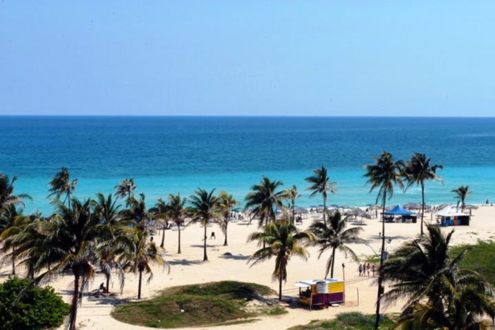 La propiedad cuenta con un área de playa cercana