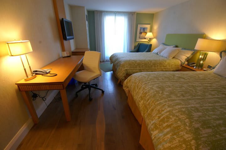 Guest rooms at Hotel Indigo Toronto Airport have a work desk