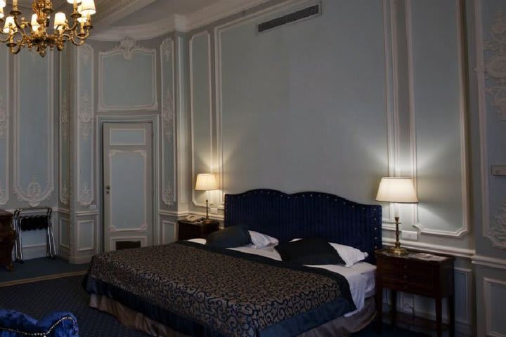 Habitación con cama king del Hôtel Lotti Paris