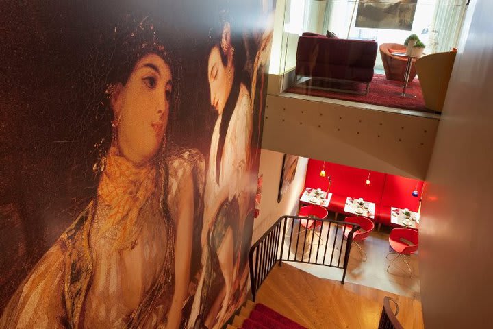 Mural en el acceso al salón de desayunos del Artus Hôtel en París