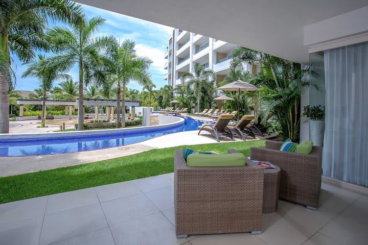 2 bedroom demi-pool residences kids eat & stay free