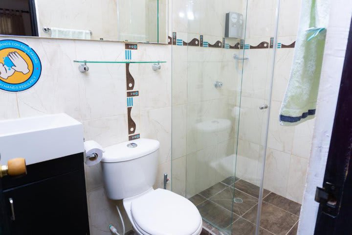 Baño de huéspedes