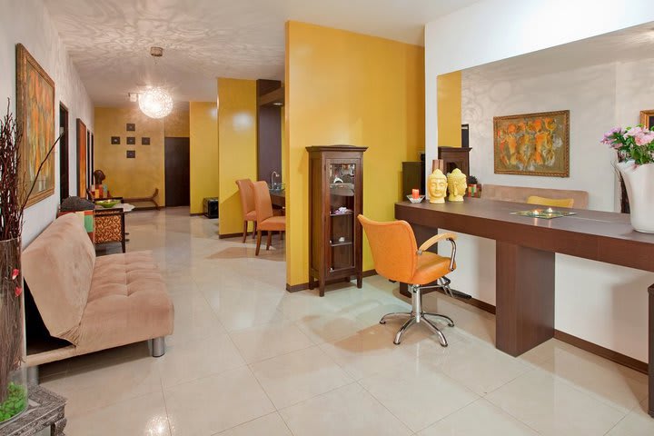 Front desk at the Etnika Spa