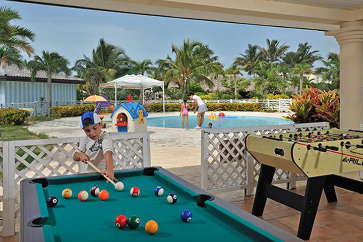 Piscina y juegos en el club de niños