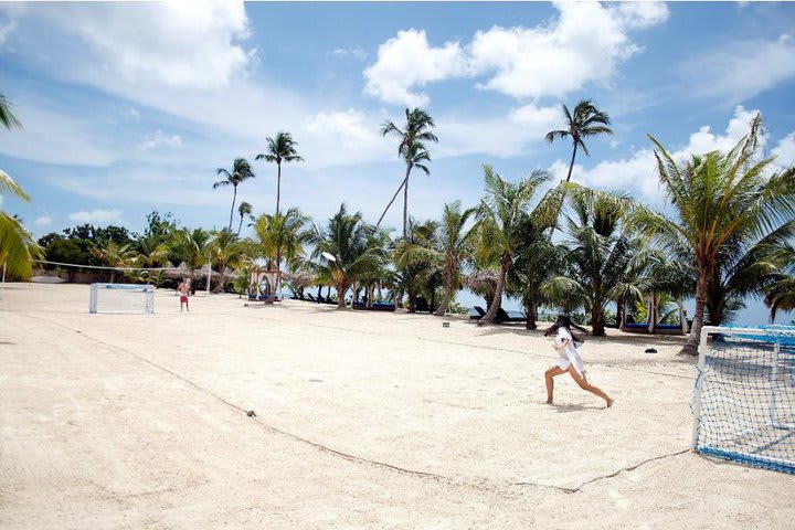 Jugando fútbol en la playa