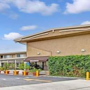 Super 8 by Wyndham Los Angeles-Culver City Area