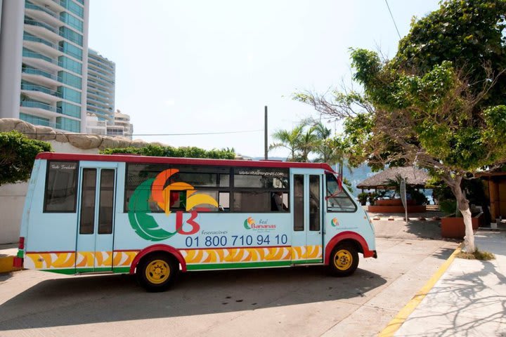 El hotel brinda transporte al club de playa