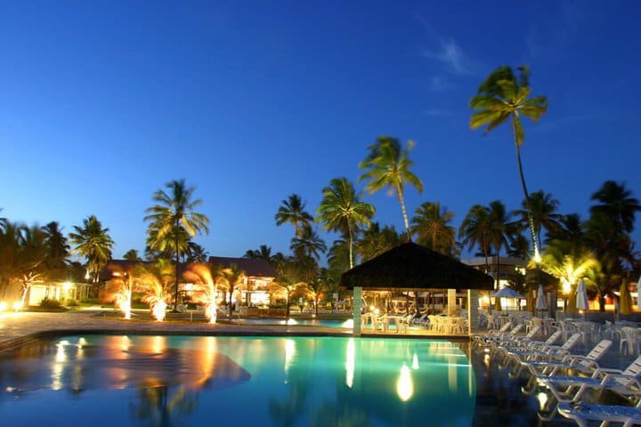 Vista nocturna del hotel Village Porto de Galinhas en Brasil