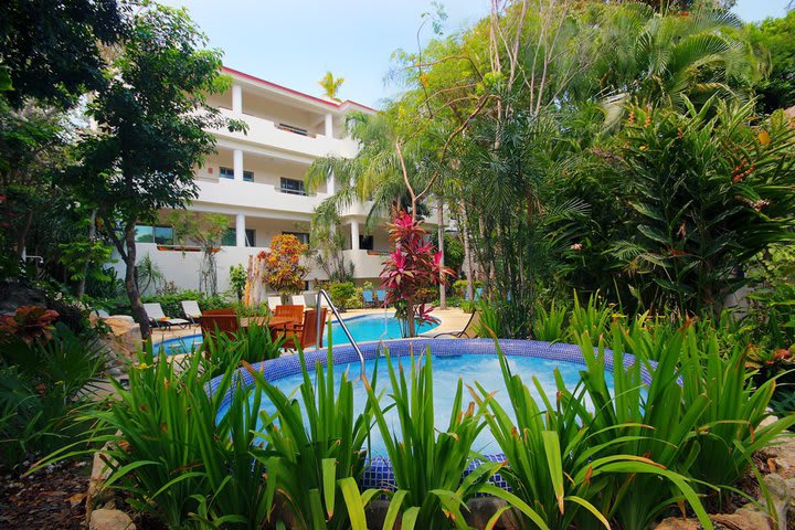 Jacuzzi en la piscina