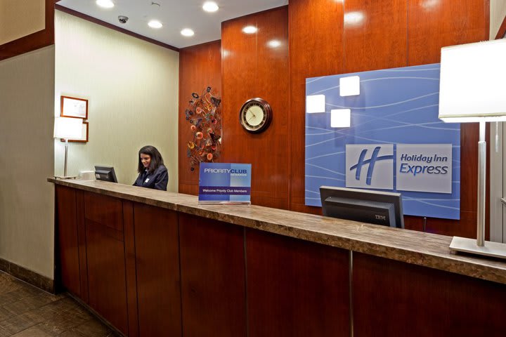 Interior del Holiday Inn Express, hotel en Nueva York cerca de la Quinta Avenida