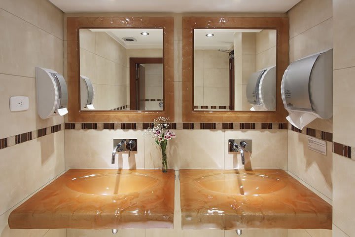 Baño con doble lavabo en el Hotel Sheltown