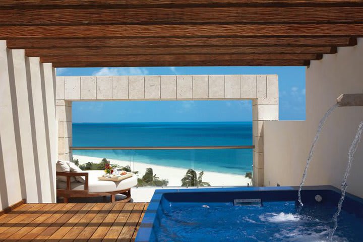 Jacuzzi with ocean view in a suite