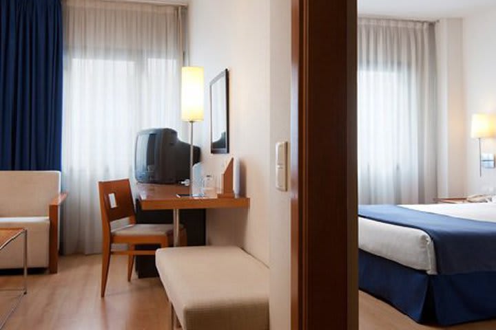 Las habitaciones del hotel Hesperia Del Mar en Barcelona cuentan con mesa de trabajo y televisión