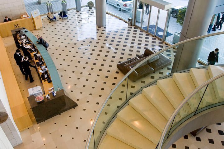 Escaleras de caracol en el interior del hotel Eurostars Grand Marina en Barcelona