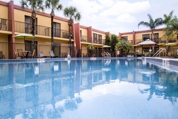 Algunas habitaciones tienen vistas a la piscina