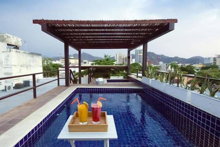 Desde la piscina se tiene vista de la ciudad de Santa Marta