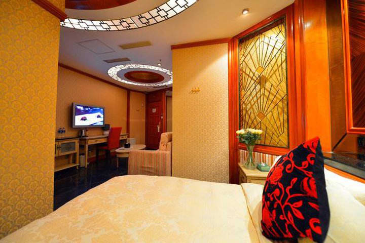 Deluxe guest room with sofa at the Manhattan Bund Business hotel in Shanghai