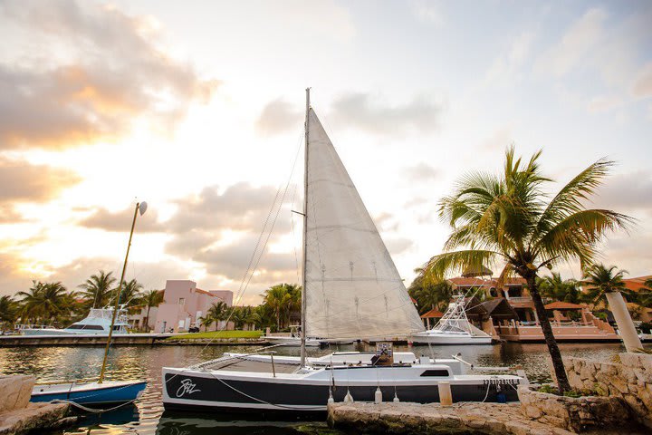 Catamarán en la caleta