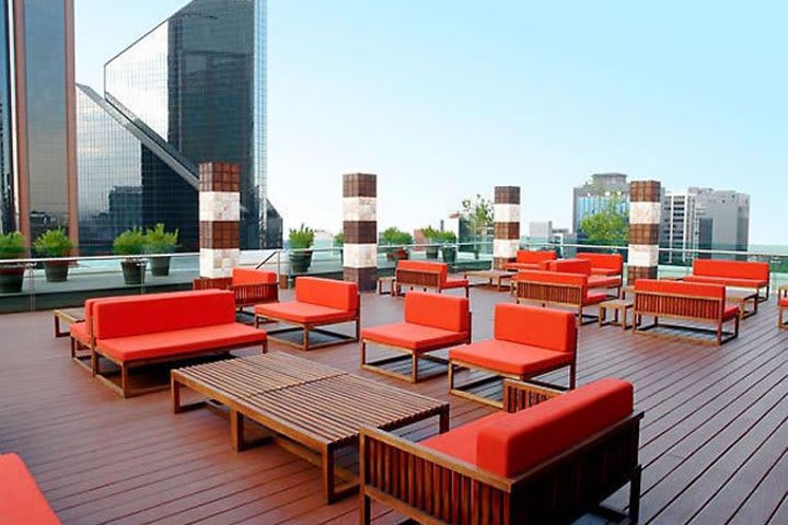 El salón ejecutivo cuenta con una terraza con vista panorámica a la ciudad