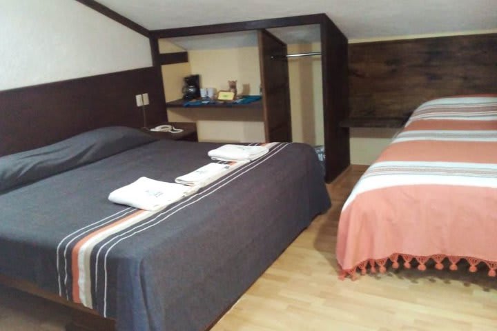 Guest room with 1 king size bed and 1 single bed