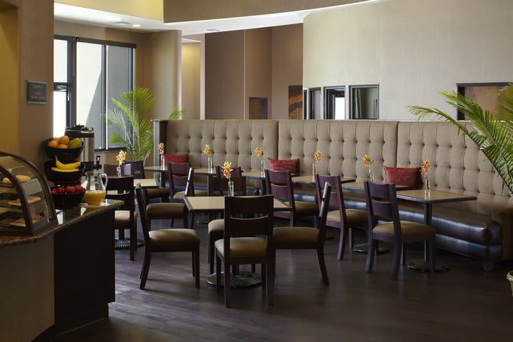 Salón de desayunos del Best Western Plus Atrea Hotel & Suites