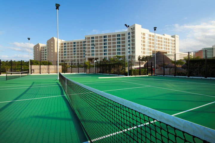 Las instalaciones  incluyen canchas de tenis