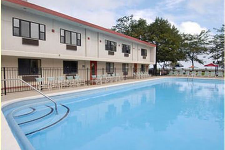 Swimming pool at the Ramada Lake Shore hotel on the shores of Lake Michigan