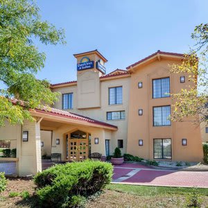 Days Inn & Suites by Wyndham Arlington Heights