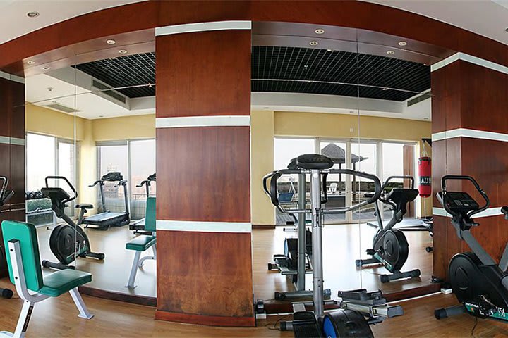 El Rayfont Hotel & Apartment en Shanghái tiene un gimnasio en el último piso