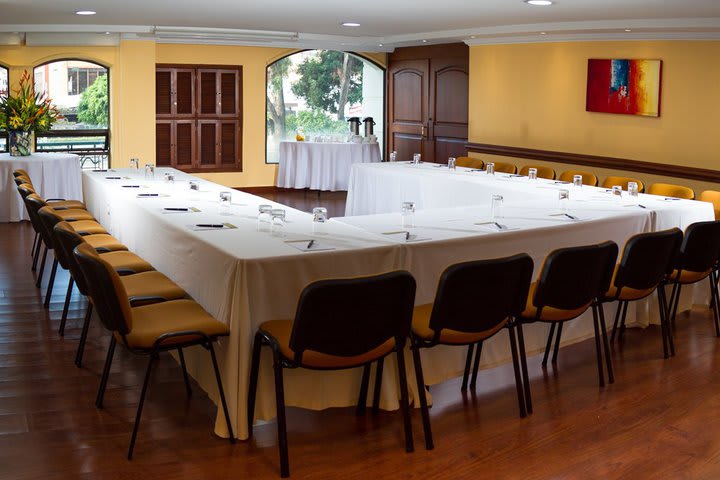 El salón de eventos está completamente equipado