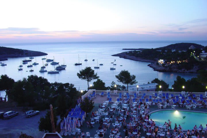 Terraza con vista a la bahía en el Hotel Presidente Ibiza