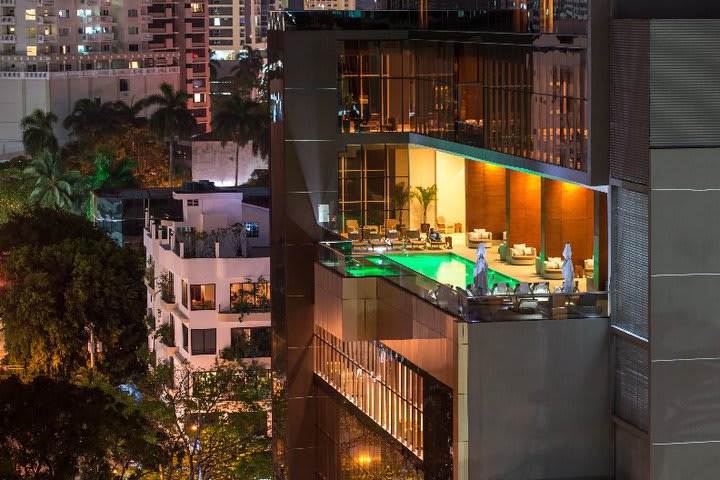 La piscina se ubica en una terraza del séptimo piso