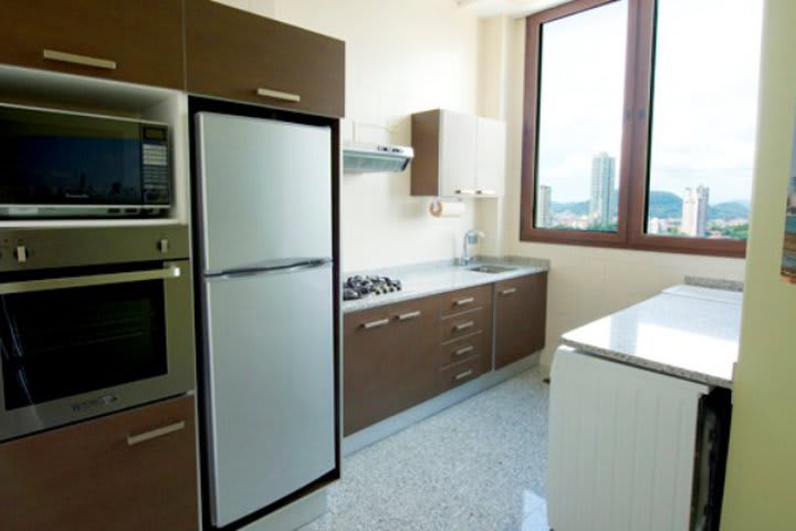 Cocina con refrigerador y horno de microondas en el hotel Torres de Alba en Panamá