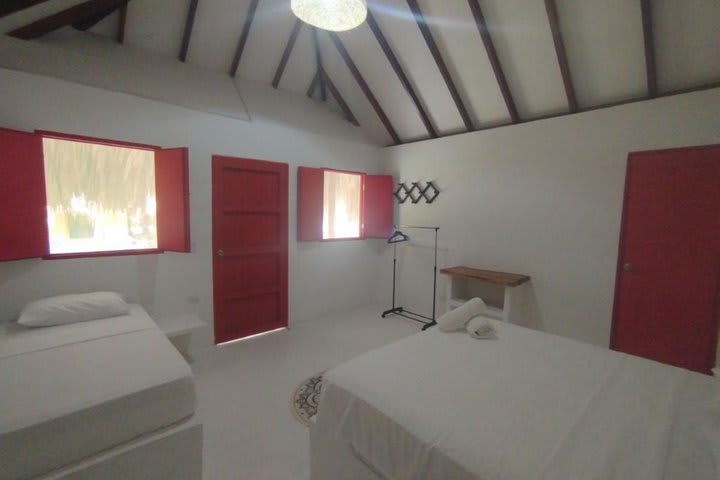 Habitación con cama matrimonial e individual