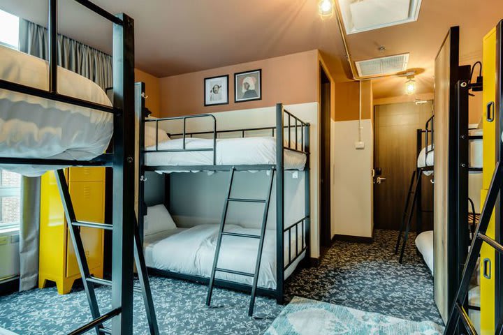 Dormitorio mixto de 8 camas con baño compartido