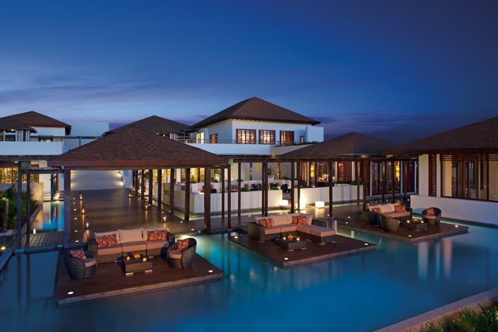 Sitting areas in the pool