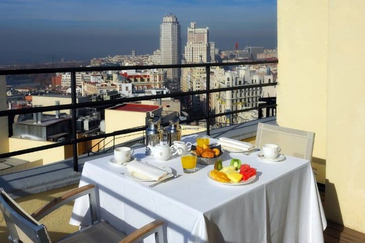 Mesa en la terraza de una suite del hotel Vincci Capitol Madrid