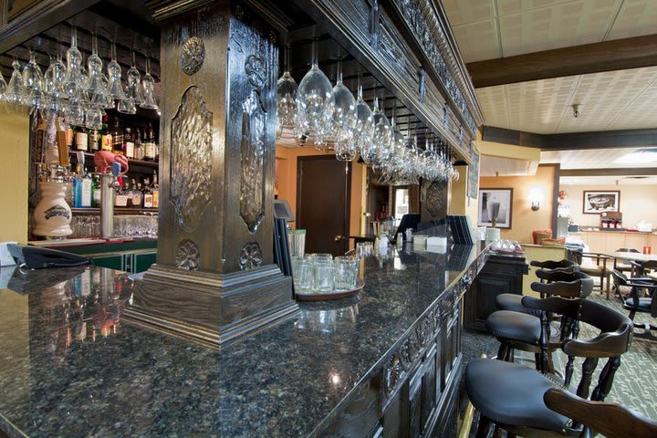 Bar at the Best Western Plus Abercorn Inn Vancouver Hotel