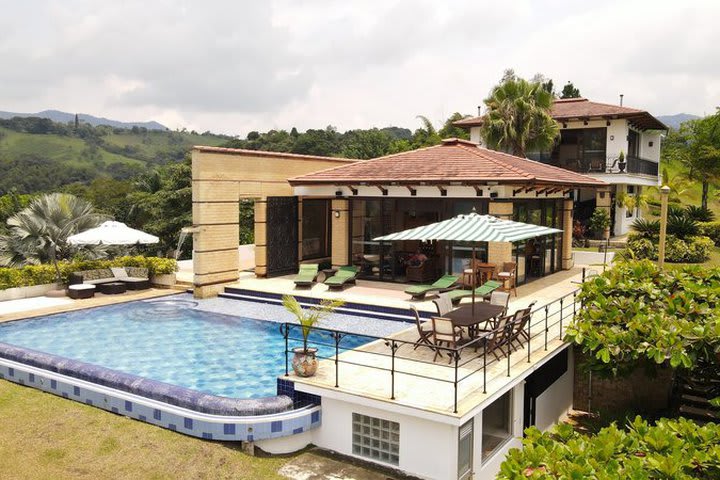 Hotel con piscina y jacuzzi