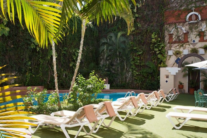 Sitting area next to the pool