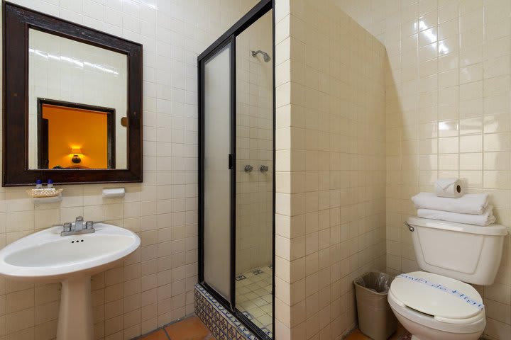 Bathroom in the standard triple room