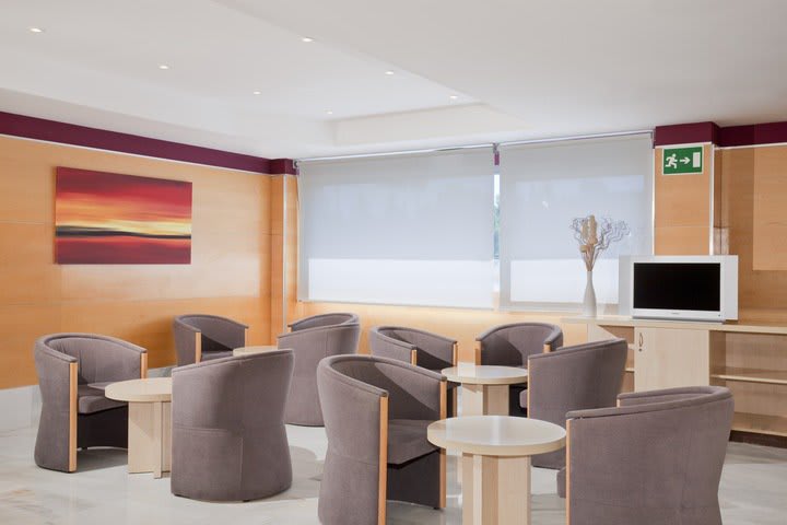 Sillones en el bar del Holiday Inn Express Madrid - Alcobendas