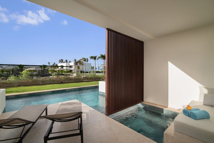 The hotel offers rooms with direct access to the pool