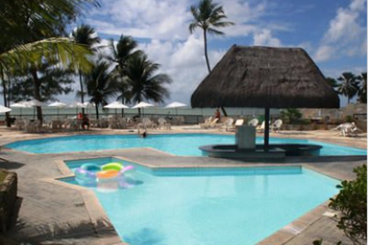 Relax in the pool at Golden Beach, hotel on the beach of Recife