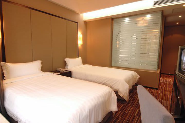 Premier guest room at the Starway Rayfond Shanghai Nanpu Hotel