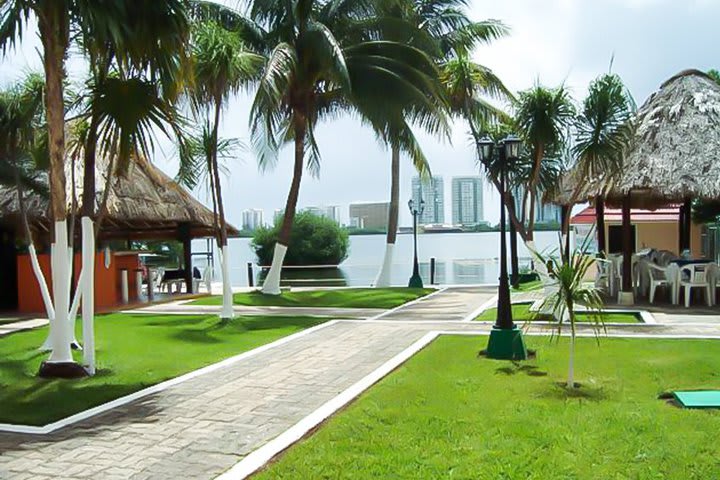 Hotel sencillo a orillas de la laguna Nichupté