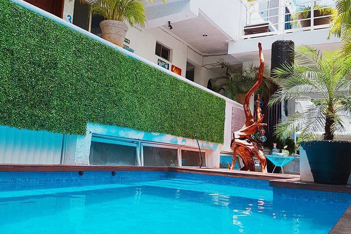 El hotel tiene piscina