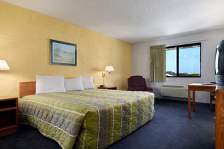 Standard king guest room at the Baymont Inn & Suites O'Hare, hotel near Chicago Airport