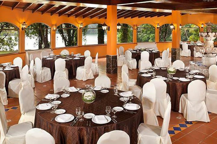 Montaje para banquete en un salón de eventos